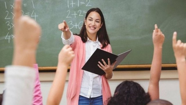 Bilindiği gibi artık öğretmenliğin kariyer değil, sıradan bir meslek olduğu…
Ve