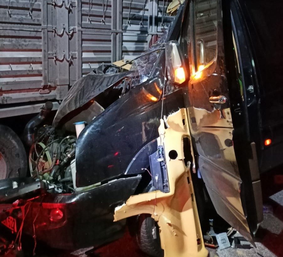 "Baş Belası" isimli tiyatro oyununda rol alan oyuncuları taşıyan minibüs,