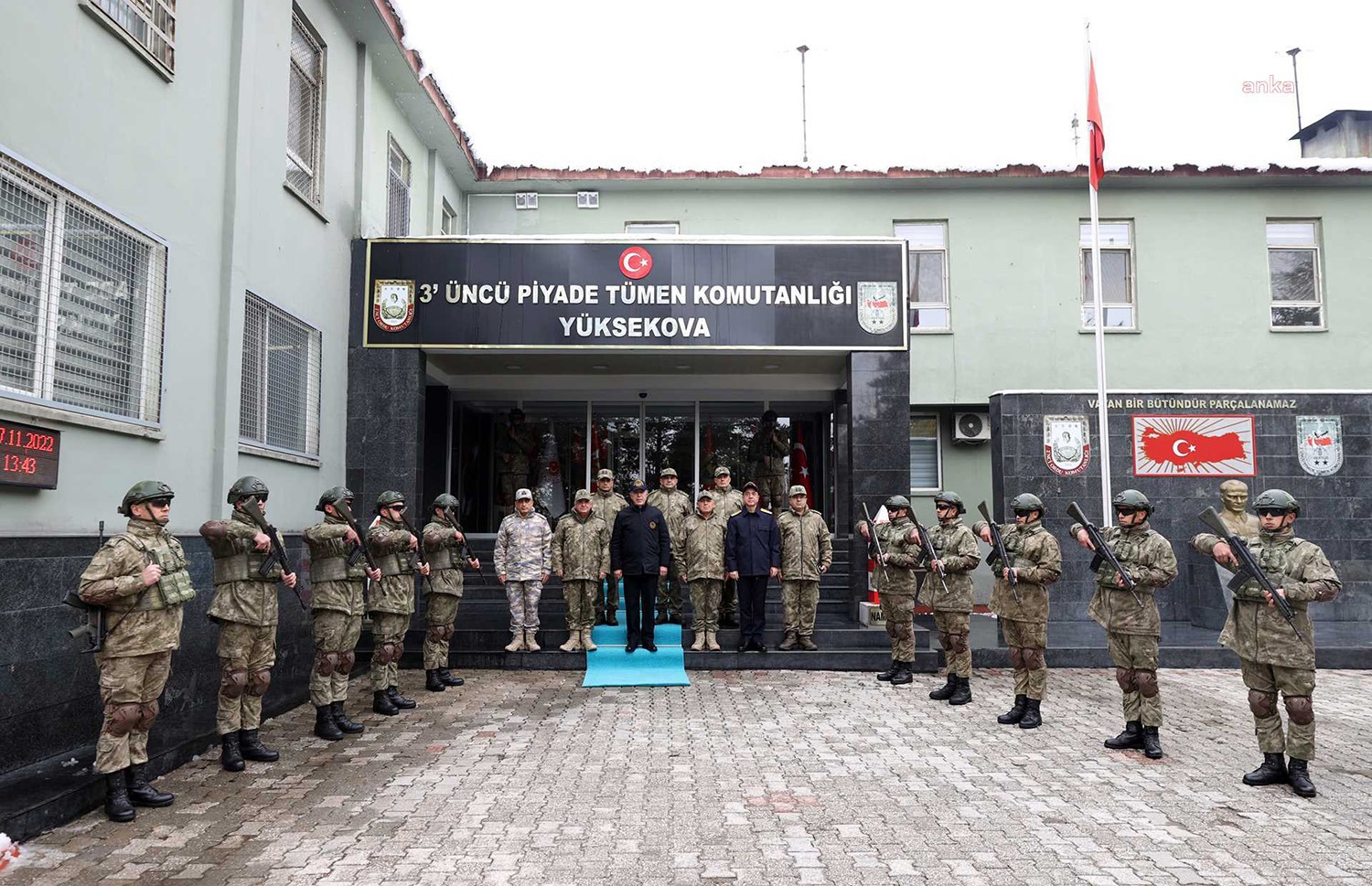 Milli Savunma Bakanı Hulusi Akar’ın, Kara Kuvvetleri Komutanlığı Harekât Merkezindeki