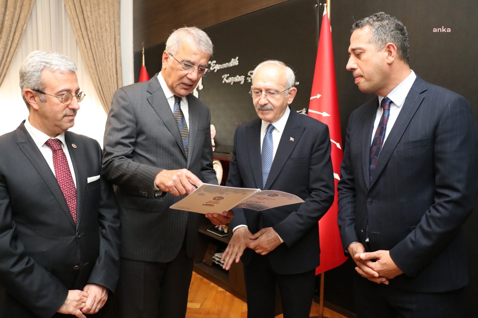 Mezitli Belediye Başkanı Tarhan’dan Kılıçdaroğlu’na Açılış ve Temel Atma Daveti Ankara’ya giderek bir dizi ziyarette bulunan Mezitli Belediye Başkanı Neşet