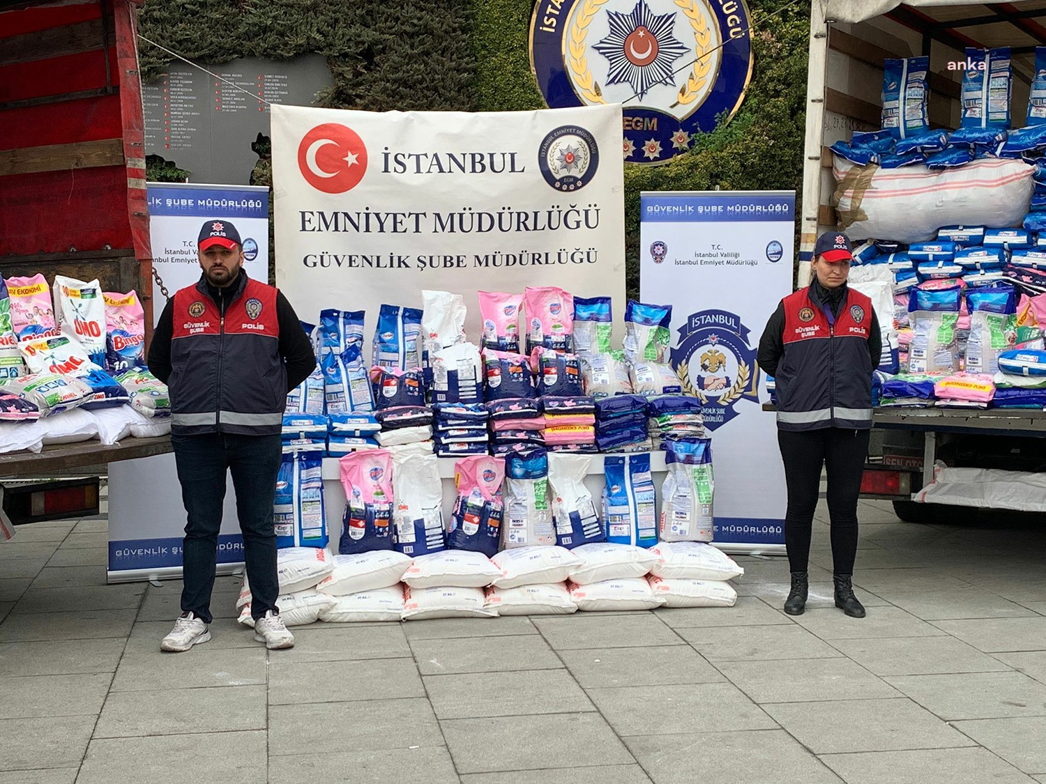 İstanbul'un Esenler ilçesinde internet üzerinden satışı yapılan sahte deterjanların saklandığı