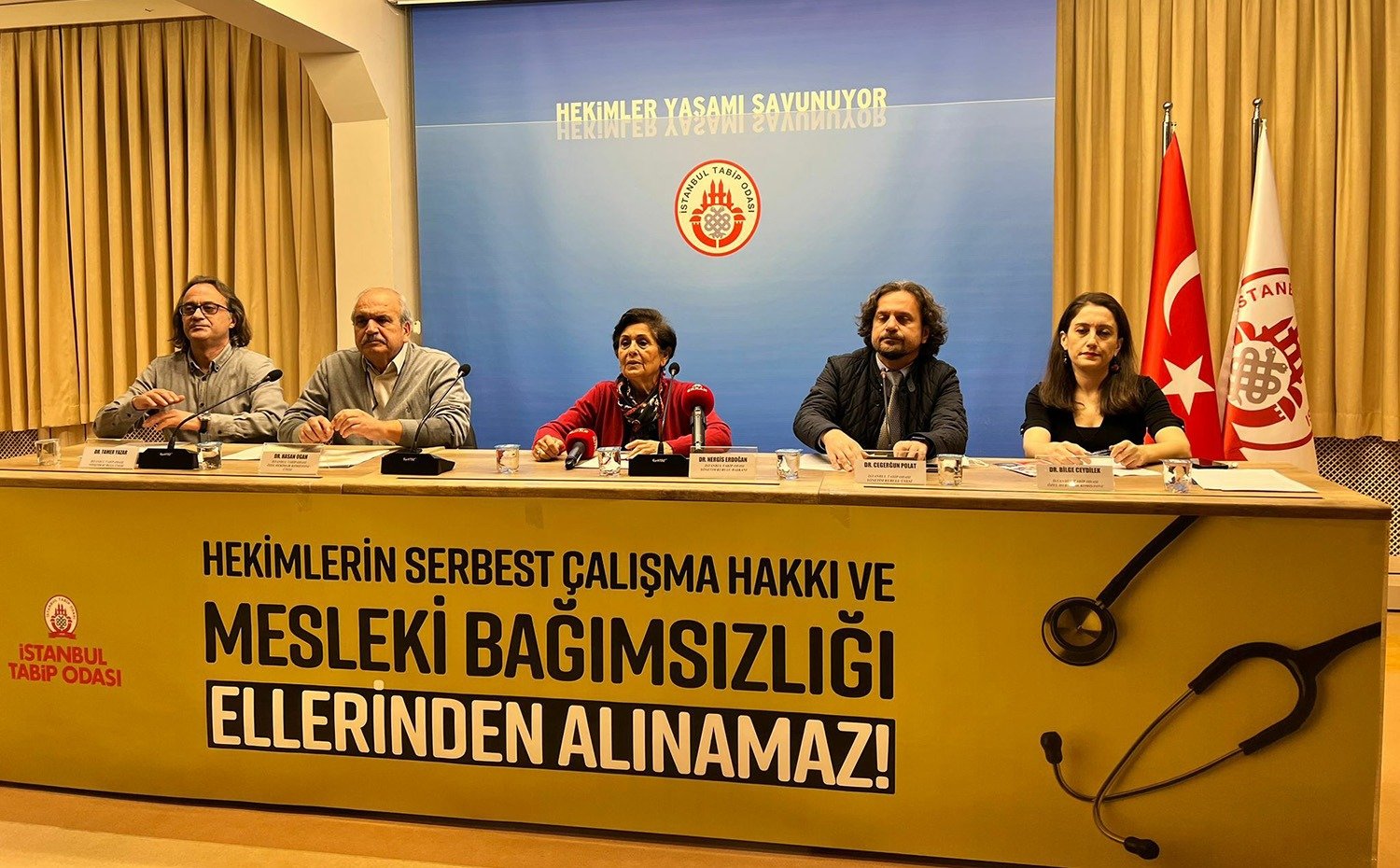 Muayenehanesi olan hekimlerin serbest çalışmasını engelleyen yönetmelik değişikliğine tepkiler sürüyor.