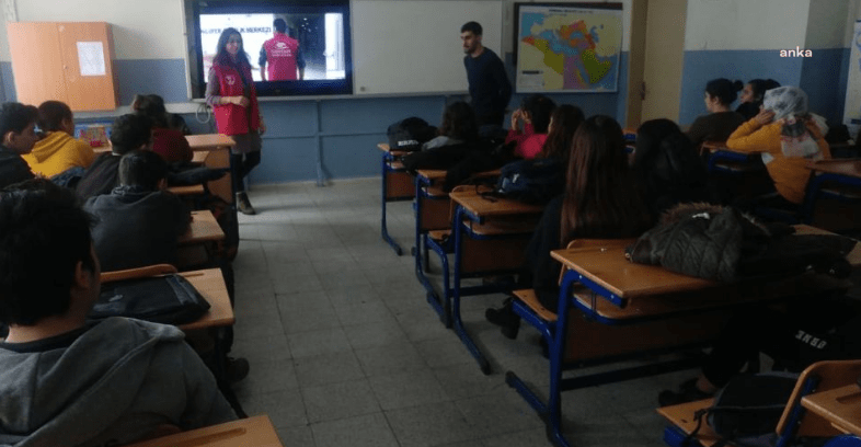 Milli Eğitim Bakanlığı’nın Ortaöğretim Kurumları Yönetmeliği’nde yaptığı değişiklikle; ‘siyasi ve