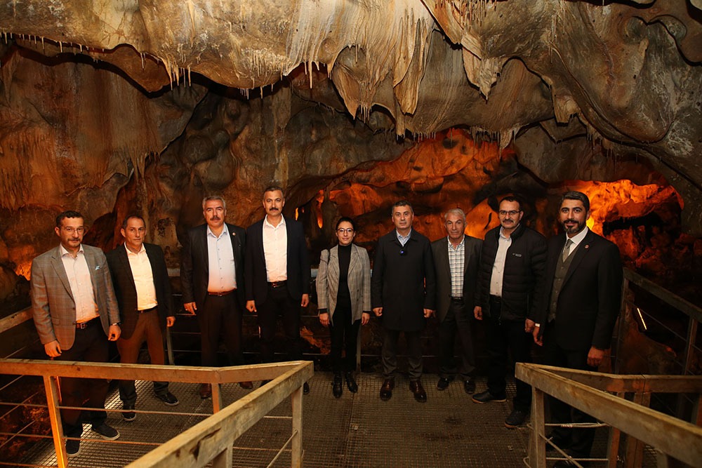 Gölbaşı Belediye Başkanı Ramazan Şimşek’in meclis toplantısında, Belediye Meclis Üyelerini