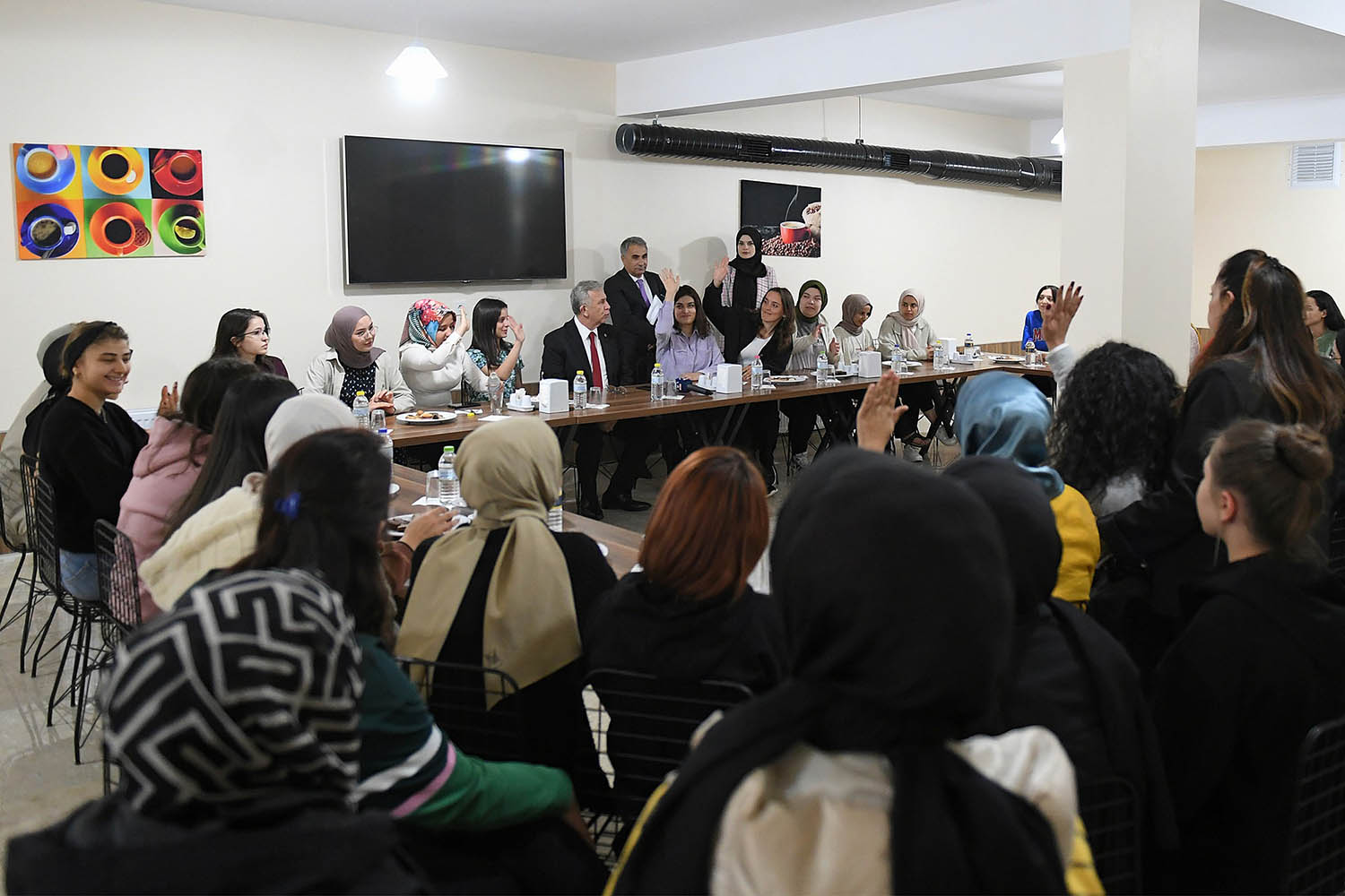 Kurtuluş ve Metkay Geçici Barınma Merkezleri’nde misafir edilen üniversite öğrencileriyle