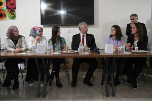 Mansur Yavas Gecici Barinma Merkezlerindeki genclerle Bulustu