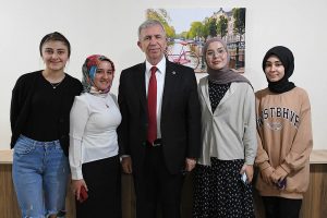 Mansur Yavas Gecici Barinma Merkezlerindeki genclerle Bulustu