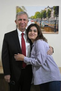 Mansur Yavas Gecici Barinma Merkezlerindeki genclerle Bulustu