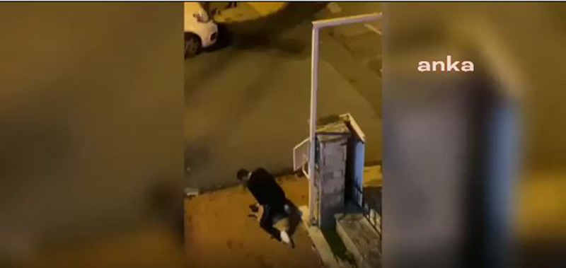 İstanbul’un Sarıyer ilçesinde bir kişi, üzerine oturduğu sokak köpeğini boğmaya