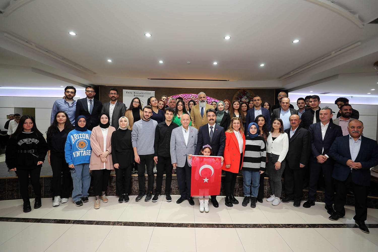 Yenimahalle Belediye Başkanı Fethi Yaşar, Genç Nevşehirliler Derneği tarafından düzenlenen