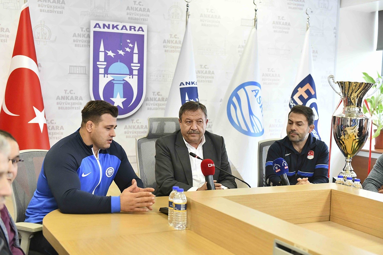 Ankara’da düzenlenen Grekoromen Güreş Süper Ligi’nin final müsabakasında karşı karşıya