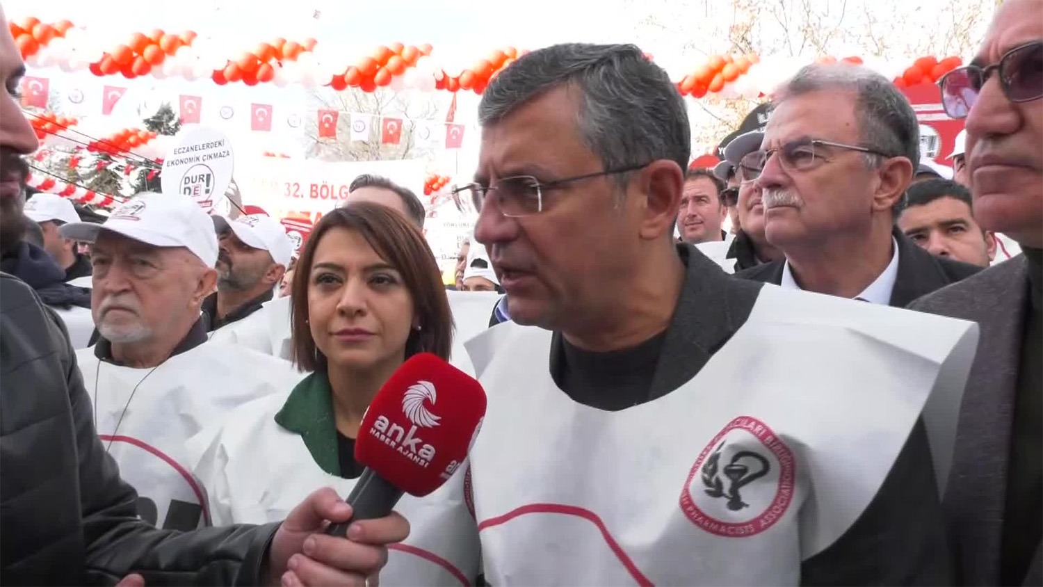 Büyük Eczacı Mitingi’ne Gelen Özgür Özel: “Bu Kalabalığın Mimarı Eczacıların Sorunlarını Duymayan, Görmeyen İktidardır” CHP Grup Başkanvekili Özgür Özel, Büyük Eczacı Mitingi’ndeki kalabalığa ilişkin,