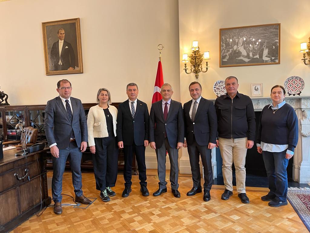Gölbaşı Belediye Başkanı ve beraberindeki heyet, fuarın üçüncü gününde İngiltere'nin