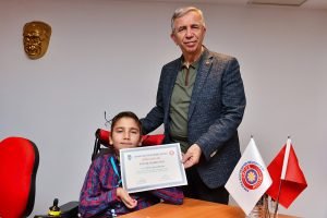 Cocuk Meclisi Uyeleri Mazbatalarini Mansur Yavas’tan Aldi