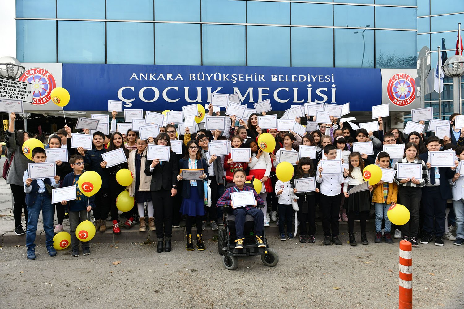 Ankara Büyükşehir Belediyesi Çocuk Meclisi’nin 27’inci dönem üyeleri mazbatalarını Başkan