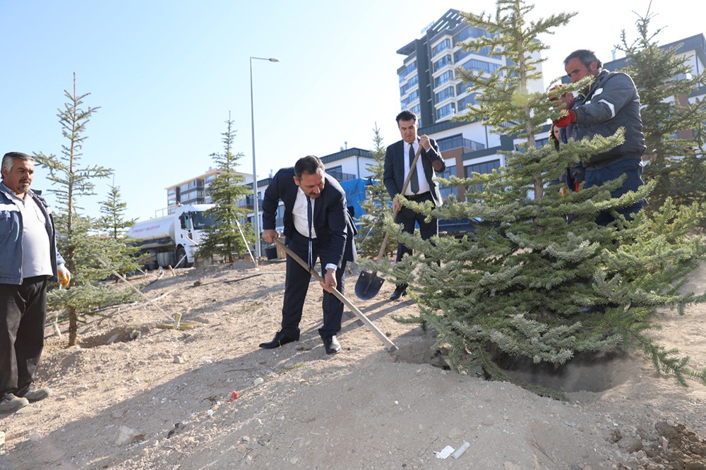Etimesgut Belediyesi 11 Kasım Milli Ağaçlandırma Günü’nde Bağlıca Mahallesi'ne bin