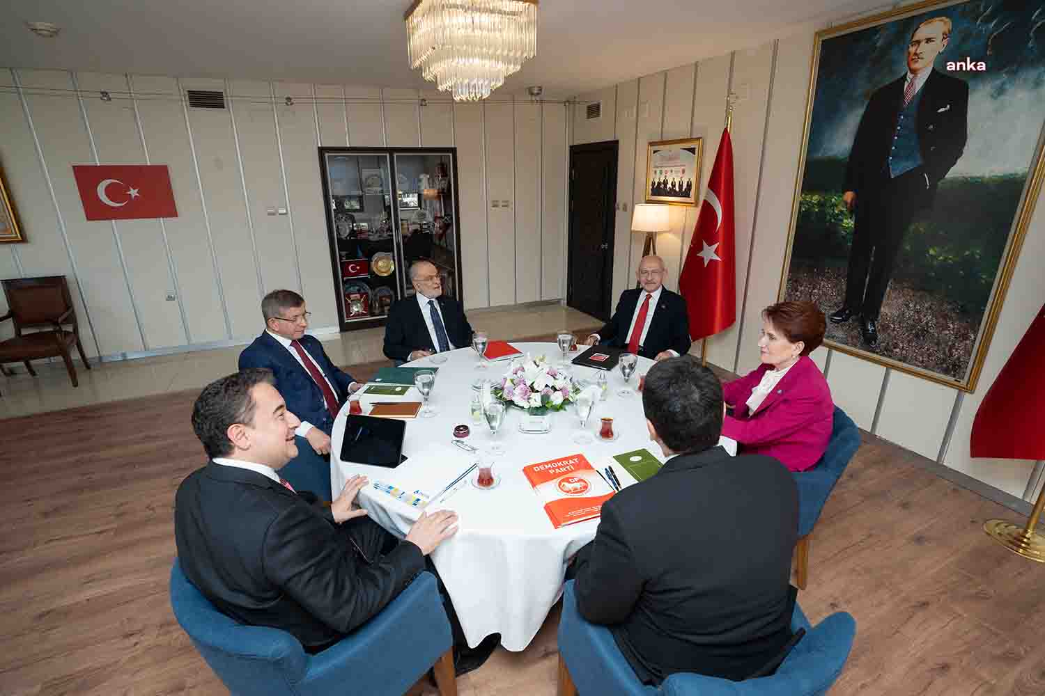 Altı siyasi parti genel başkanının dokuzuncu toplantısı yaklaşık 6 saat