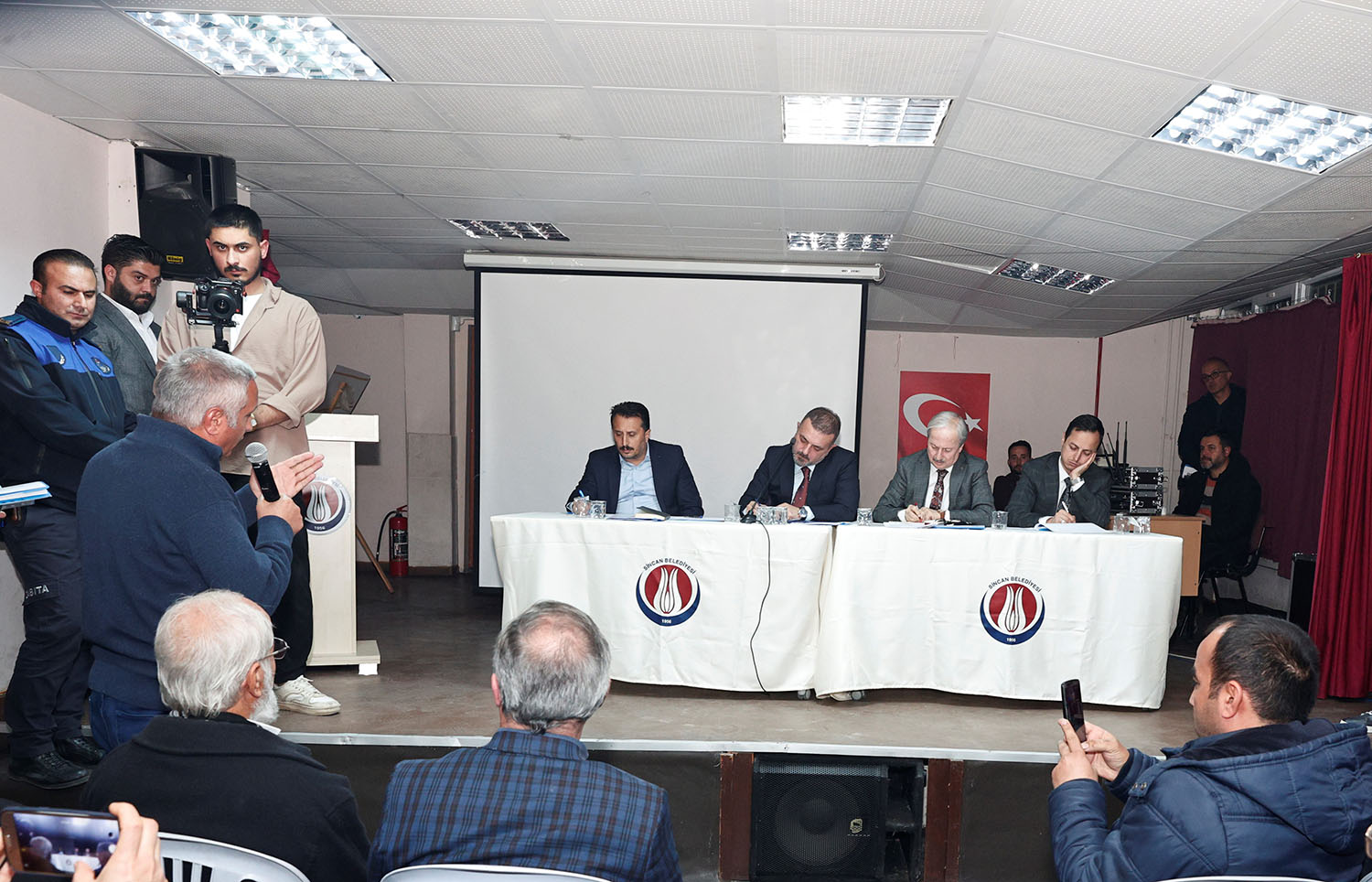 Sincan Belediye Başkanı Murat Ercan’ın mahalle mahalle gezerek vatandaşla istişare