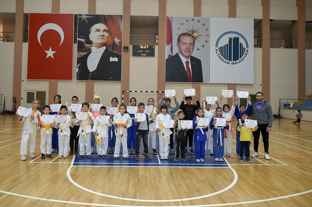 Altındağ Belediyesi Gençlik Merkezlerinde judo kursuna katılan minikler, kuşaklarına kavuştu.