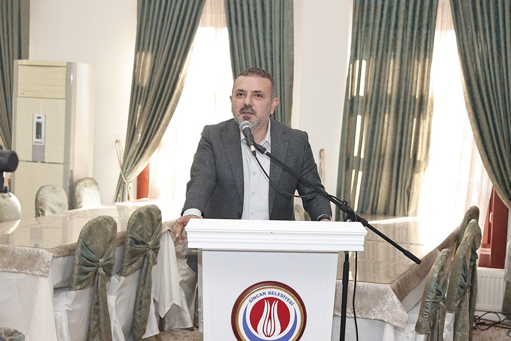 Sincan Belediye Başkanı Murat Ercan, muhtarlara vatandaşların hizmetlerinde kullanılmak üzere