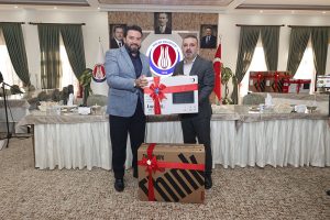 Sincan Belediyesinden Muhtarlara Bilgisayar Hediye