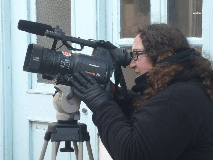 Belgesel Yönetmeni Sibel Tekin, Örgüt Üyeliği Gerekçesiyle Tutuklandı Belgesel yönetmeni Sibel Tekin, Ankara’da yaz saati uygulamasıyla ilgili bir çekim