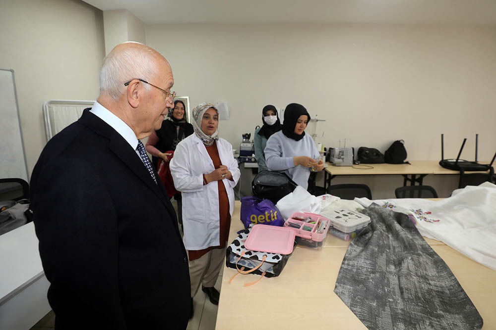 Yenimahalle Belediye Başkanı Fethi Yaşar, Karşıyaka YENİMEK Kurs Merkezi kursiyerlerine