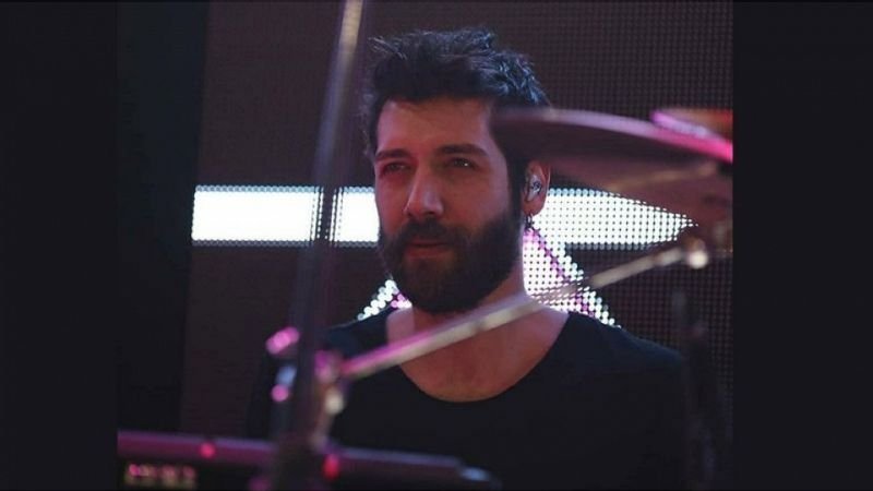 Bir eğlence mekânında istek parçayı çalmaması nedeniyle müzisyen Onur Şener’in