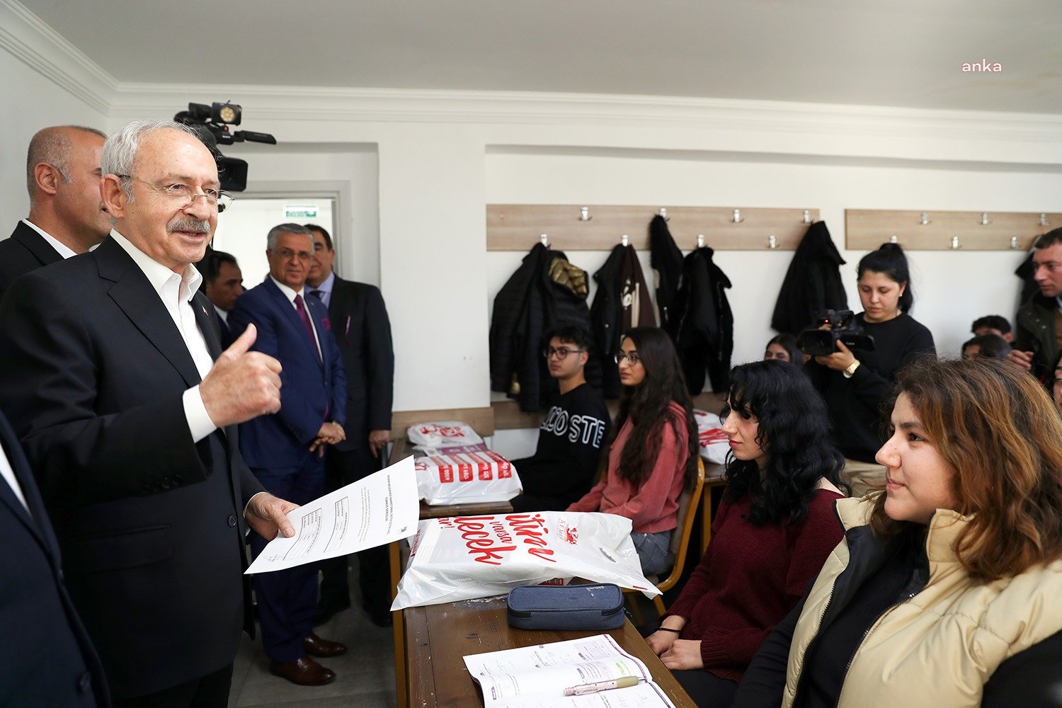 CHP Genel Başkanı Kemal Kılıçdaroğlu, Antalya’da bir araya geldiği öğrencilere