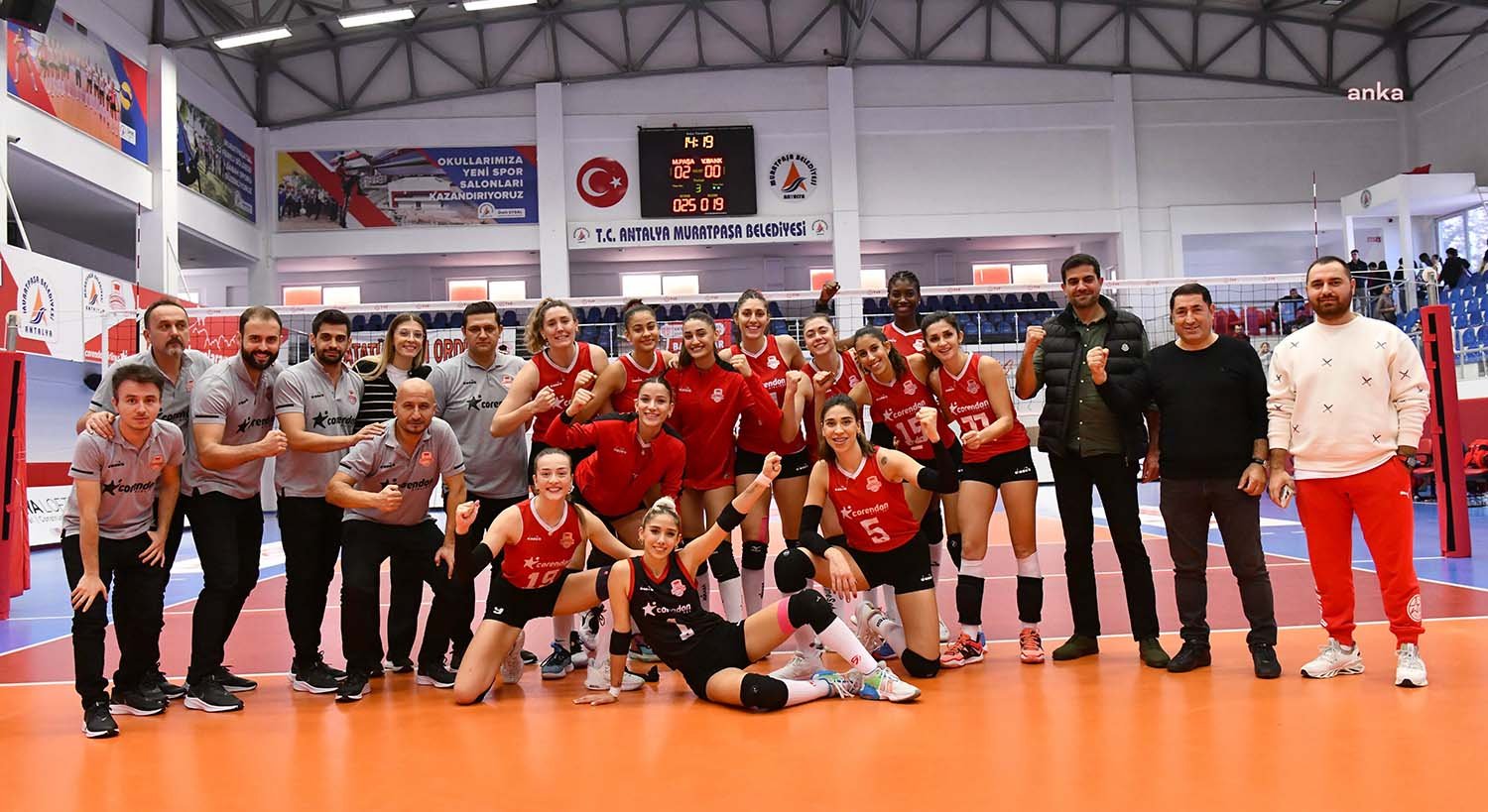Kadınlar Voleybol 1. Ligi’nde mücadele eden Muratpaşa’nın Sultanları, ilk yarıyı
