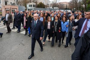 Kilicdaroglu, TBMM’den Adalet Bakanligi’na Yurudu: “Gercekten Cok Ofkeliyim. Iki Yildir Kimin Arkasina Saklandiniz. Iki Yildir, Kimlerle Fotograf Cektirdiniz? Iki Yildir, Fotograf Cektirdikleriniz Mi Size, ‘Bu Olayi Kapatin’ Diye Baski Kuruyorlar?”