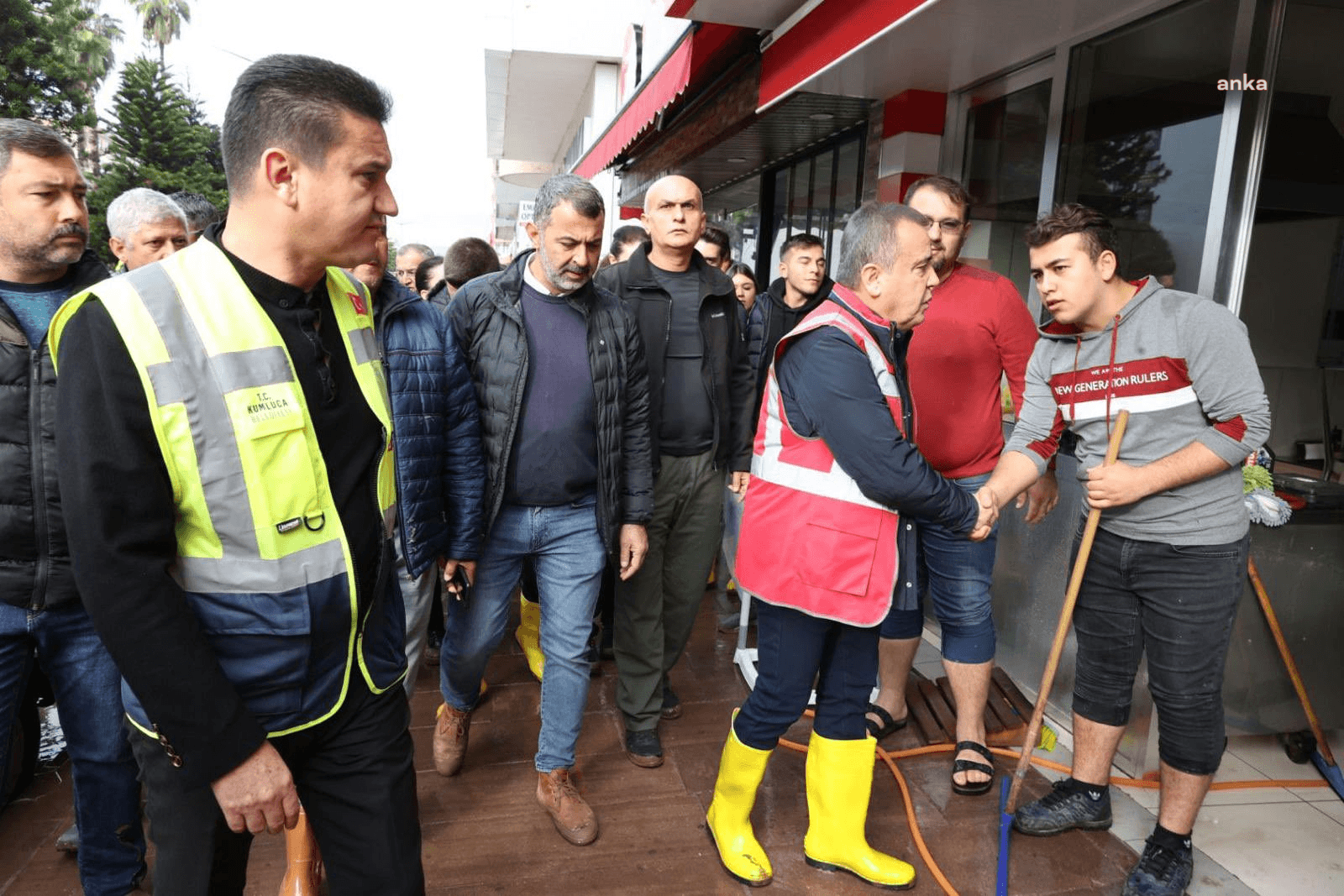 Antalya’da Meydana Gelen Selin Etkileri Ertesi Gün Ortaya Çıktı, Selden Sürüklenen Eşyalar Seraların İçine Girdi Antalya’da dün öğle saatlerinde başlayan ve akşam saatlerine kadar etkili