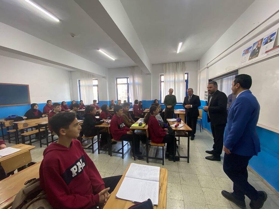 Pursaklar Belediye Başkanı Ertuğrul Çetin, Pursaklar Anadolu Lisesi’nde eğitim gören