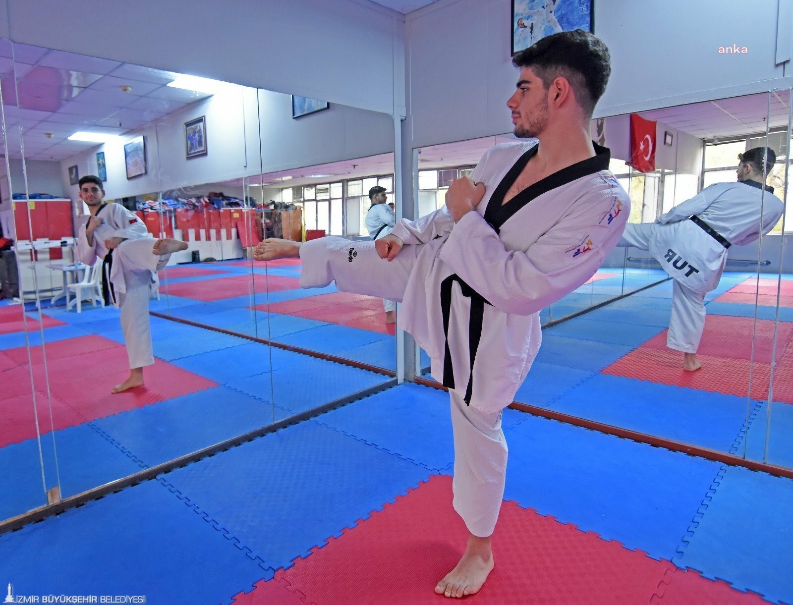 İzmir Büyükşehir Belediyesi’nin başarılı tekvando sporcusu Mehmet Efe Özdemir 17