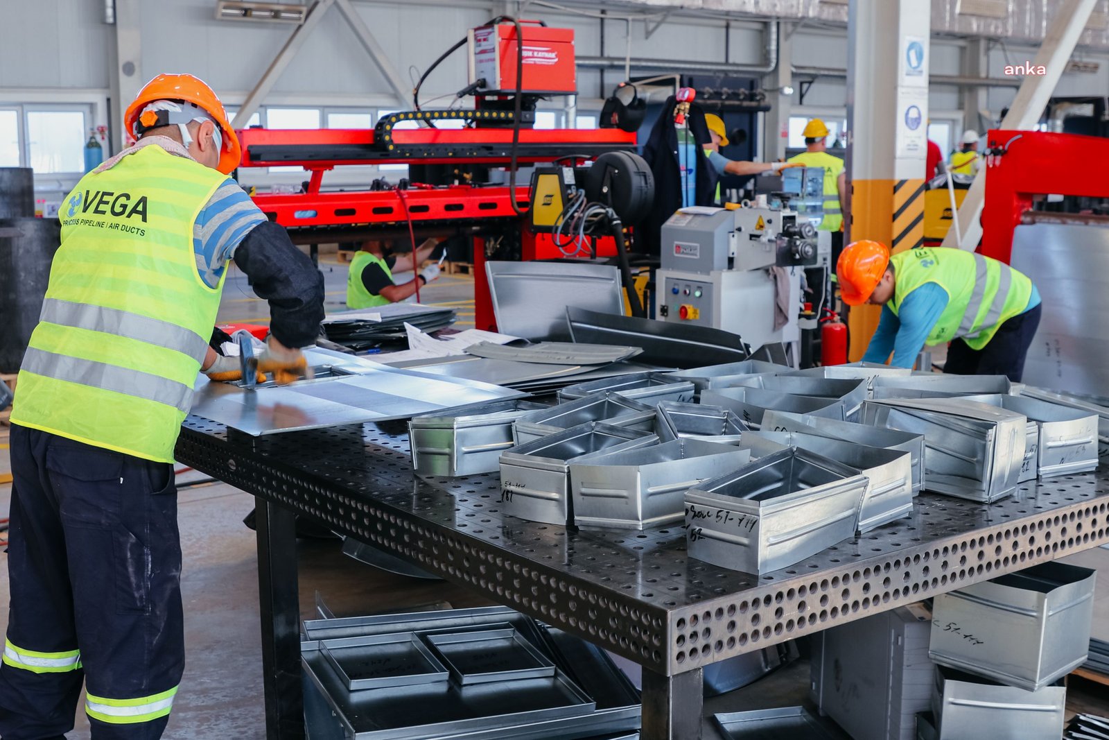 TÜİK: Sanayi, İnşaat ve Ticaret-Hizmet Sektörlerinde Çalışanların Sayısı, Ekim Ayında Geçen Yıla Göre Yüzde 7,4 Arttı Türkiye İstatistik Kurumu (TÜİK) verilerine göre; sanayi, inşaat ve ticaret-hizmet