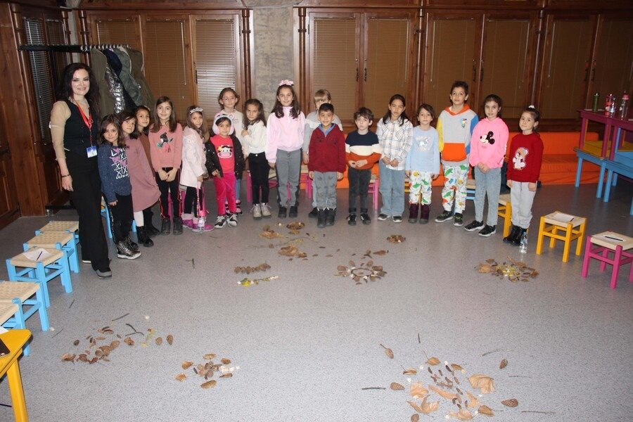 Doğanın Doğal Döngüsünü Atölyede Öğrendiler Eskişehir Büyükşehir Belediyesi Masal Şatosu'nda, kış ekinoksuna özel gerçekleştirilen P4C