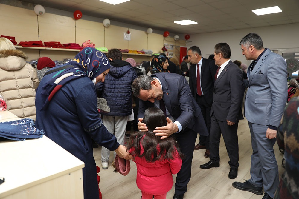 Etimesgut Belediyesi, “çocuklar üşümesin” diye kış öncesi Şefkateli Çarşı’nda 5