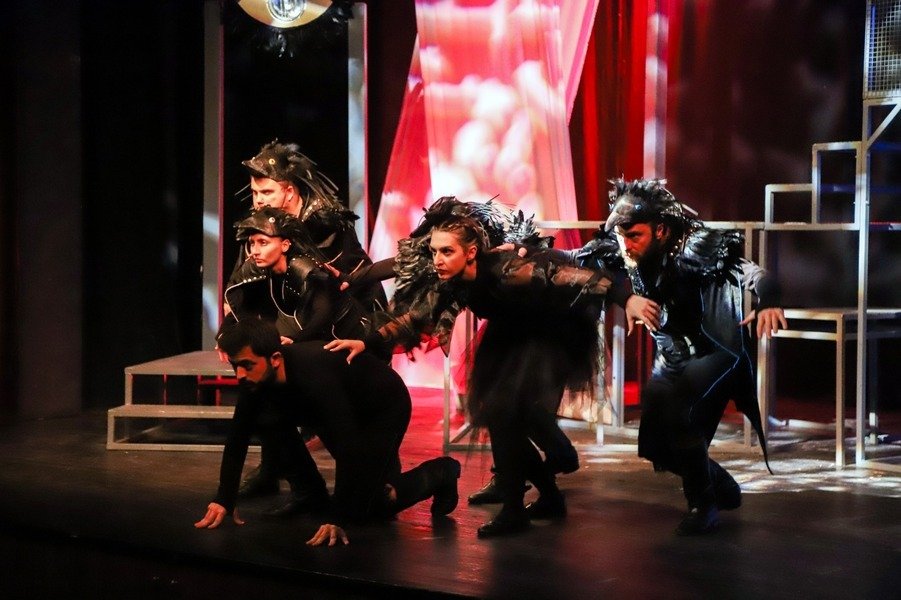 İlçe Sakinleri Tiyatroda Buluştular Eskişehir Büyükşehir Belediyesi ve Anadolu Üniversitesi Sui Generis Tiyatro iş