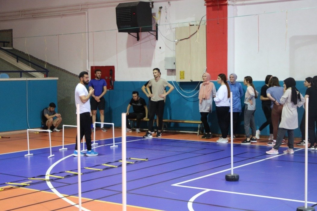 Elmadağ Belediyesi’nden Gençlere Ücretsiz POMEM Hazırlık Kursu Polis Meslek Eğitim Merkezleri (POMEM) sınavına katılacak olan polis olmak