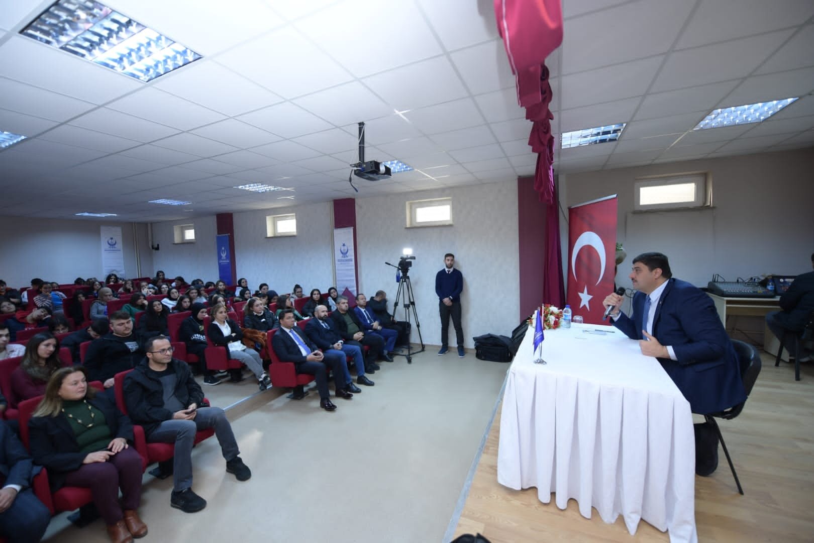 Uzun yıllar edebiyat öğretmenliği ve eğitimcilik yapmış olan Kahramankazan Belediye