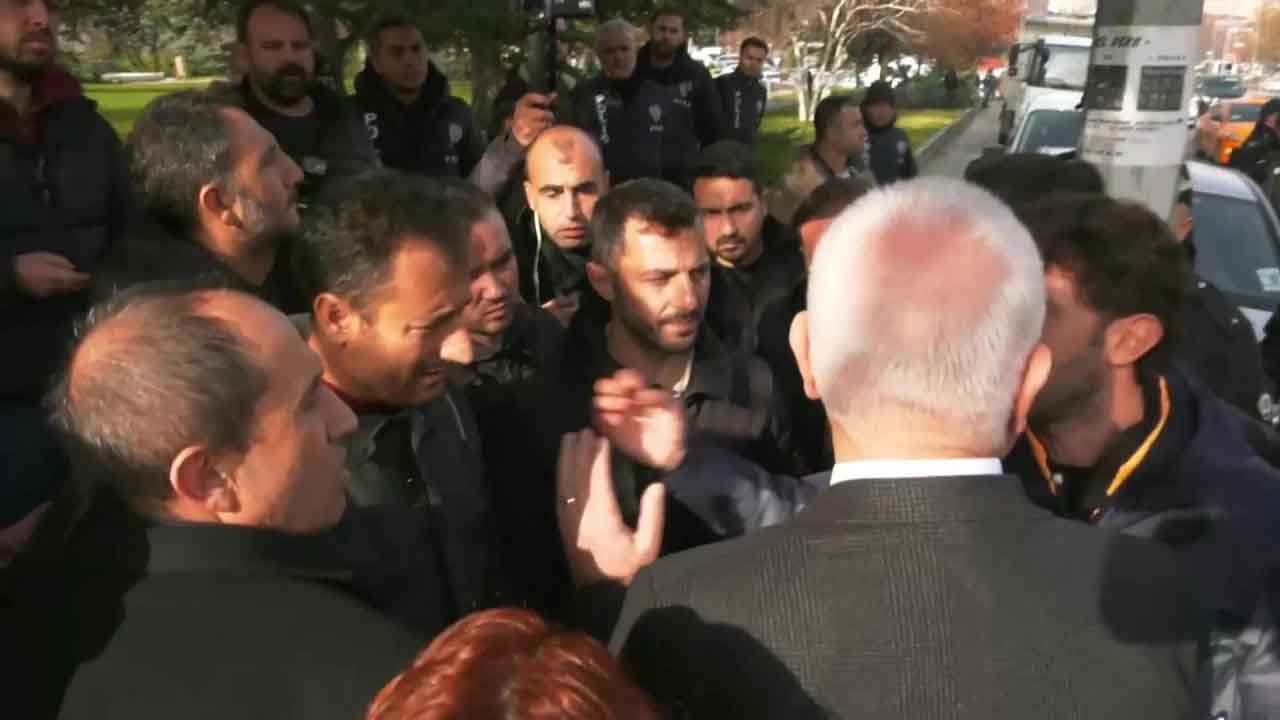 KESK, “Seçim Bütçesi Değil, Geçim Bütçesi İstiyoruz” Talebiyle Topladığı İmzaları TBMM’ye Verdi KESK, “Seçim bütçesi değil, geçim bütçesi istiyoruz” talebiyle topladığı imzaları