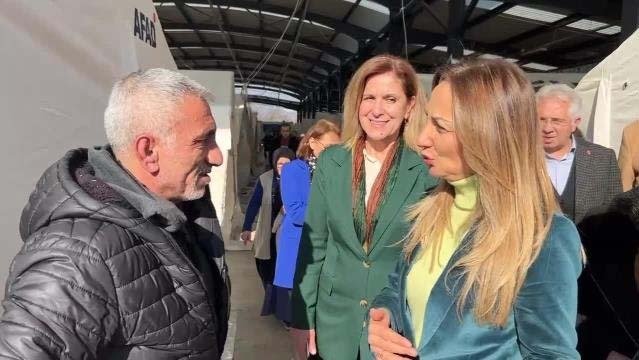 Aylin Nazlıaka, Düzce Depreminden Etkilenen Vatandaşları Çadırkentte Ziyaret Etti CHP Kadın Kolları Genel Başkanı Aylin Nazlıaka, Düzce Gölyaka’daki depremin