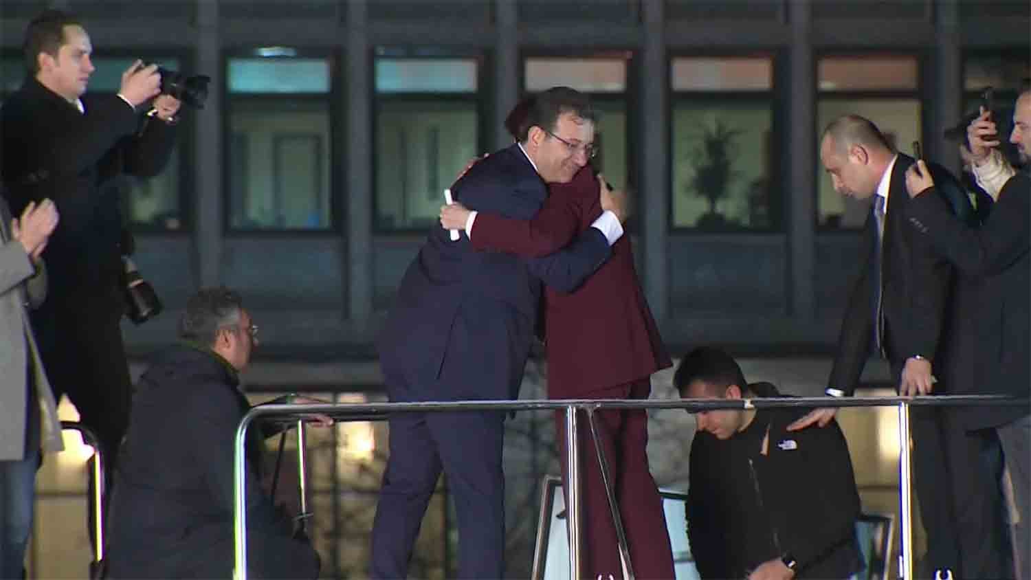 Akşener, İmamoğlu İle Birlikte İBB Önünde Konuştu: “Asıl Mahkeme Burası. Saraçhane’de Kurulan Mahkeme. Yarın Altı Genel Başkan Olarak Burada Olacağız ve Bu Haksızlığın Karşısında Duracağız” İYİ Parti Genel Başkanı Meral Akşener, mahkumiyet kararı sonrasında İstanbul