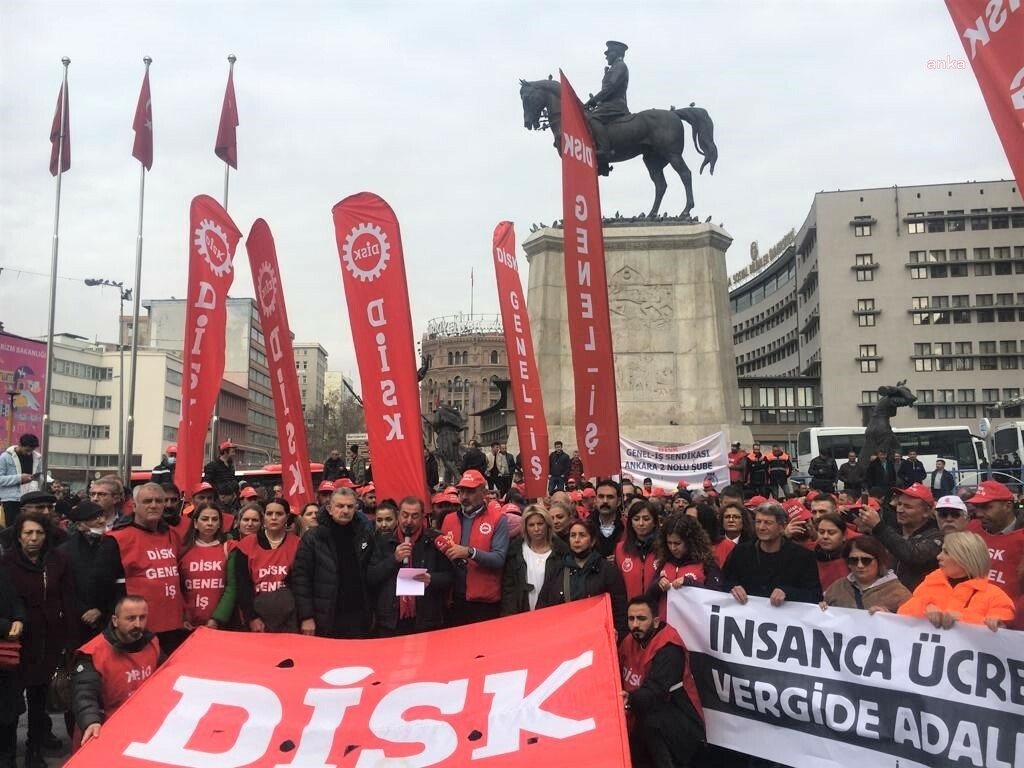 Devrimci İşçi Sendikaları Konfederasyonu (DİSK) "Gelirde Adalet, Vergide Adalet" istedi.