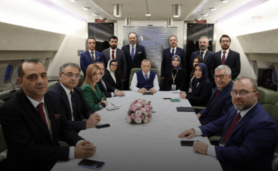 Cumhurbaşkanı Erdoğan: Kiminle, Ne Zaman, Nasıl Görüşeceğimi İzin Alarak Yapmam. Mısır Cumhurbaşkanı’yla Katar’da Görüştüm. Kimseden İzin Almadım Cumhurbaşkanı Recep Tayyip Erdoğan, “Ben, kiminle, ne zaman, nasıl görüşeceğimi