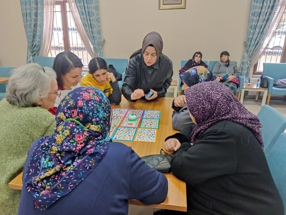 Sincan Belediyesi Hanımlar Konaklarında seminer ve atölyelerin yanında eğlenceli oyunlarla