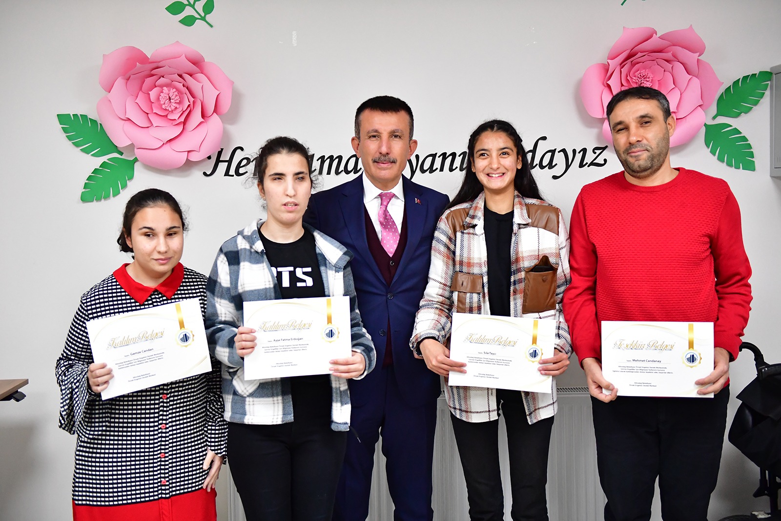 Altındağ Belediyesi engelli bireyleri unutmadı. Bilgisayar kursunu başarıyla tamamlayan görme