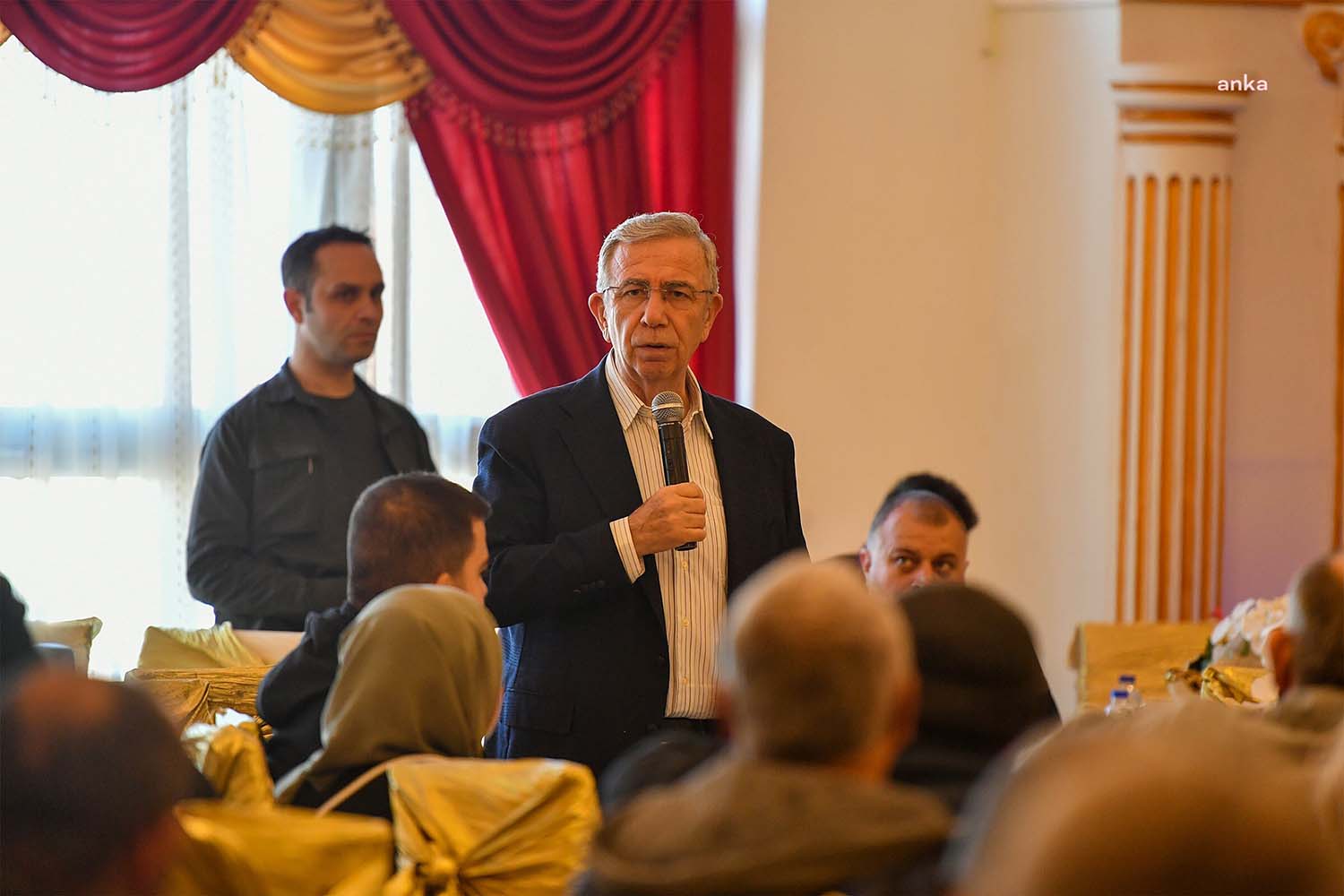 Ankara Büyükşehir Belediye Başkanı Mansur Yavaş, Altındağ ilçesi Karacaören Mahallesi’nde muhtarlar, dernek başkanları,
