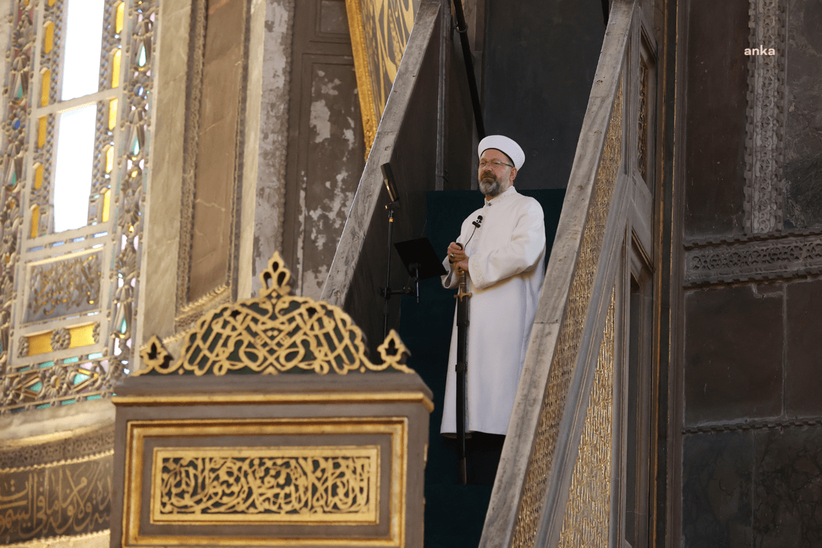 Diyanet İşleri Başkanı Ali Erbaş, Ayasofya’da Cuma namazı kıldırdı, kılıçla