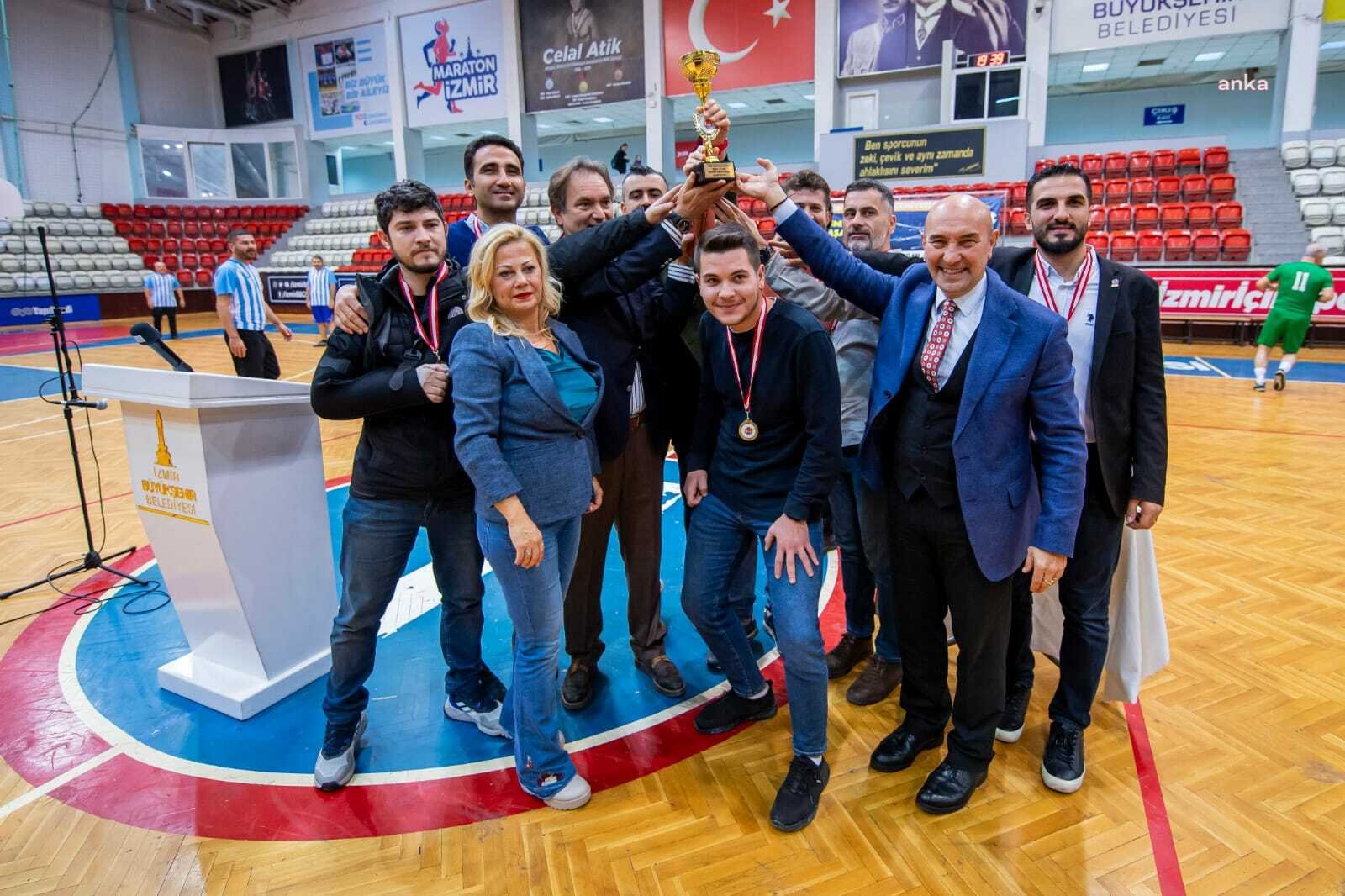 İzmir Büyükşehir Belediye Başkanı Tunç Soyer, İzmir Gazeteciler Cemiyeti’nin düzenlediği